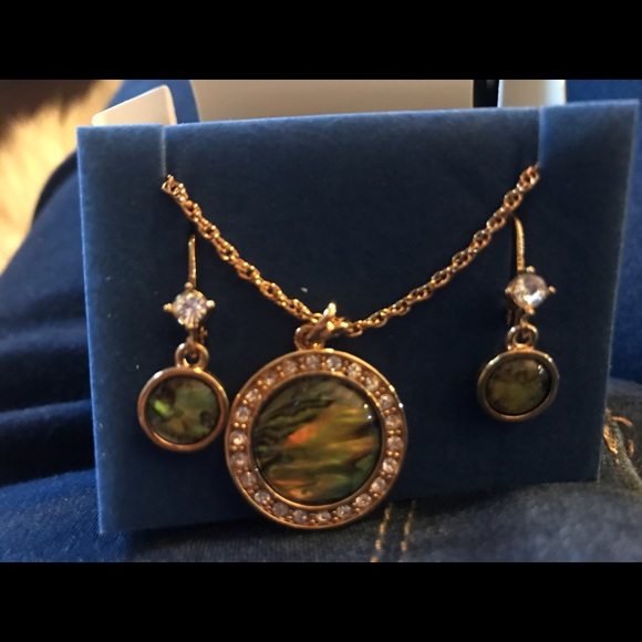 Avon Genuine Abalone Necklace & Earrings Set gold - Picture 2 of 2